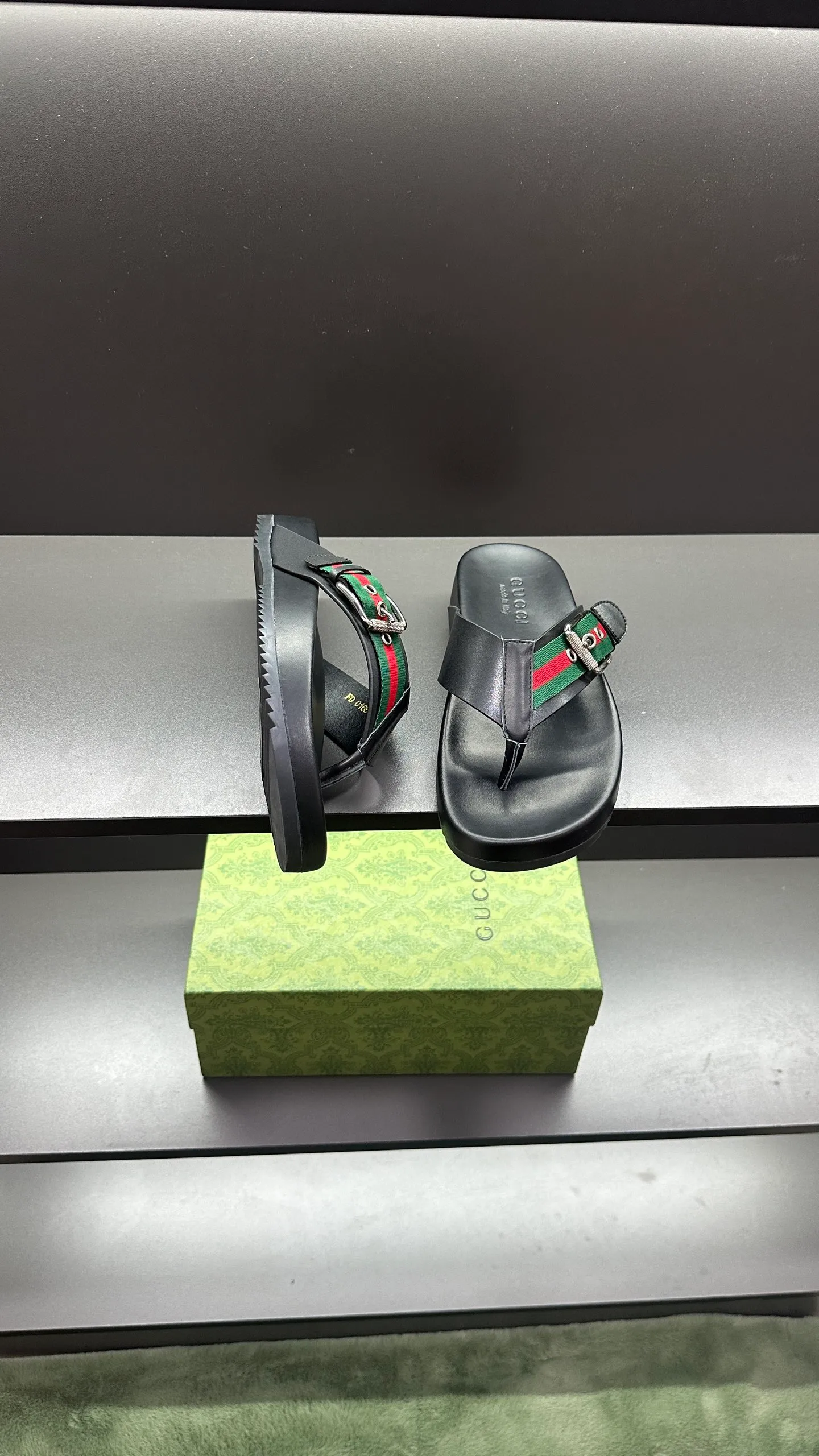 [G Home New Style] P: 300💰Men's size 39~45, (46. Customized) This slipper is made of GG polyester fiber and is decorated with a Gucci label on the front, which adds a striking logo feel to the style. "Gucci Made in Italy" stamped label Rubber sole Flat Made in Italy
